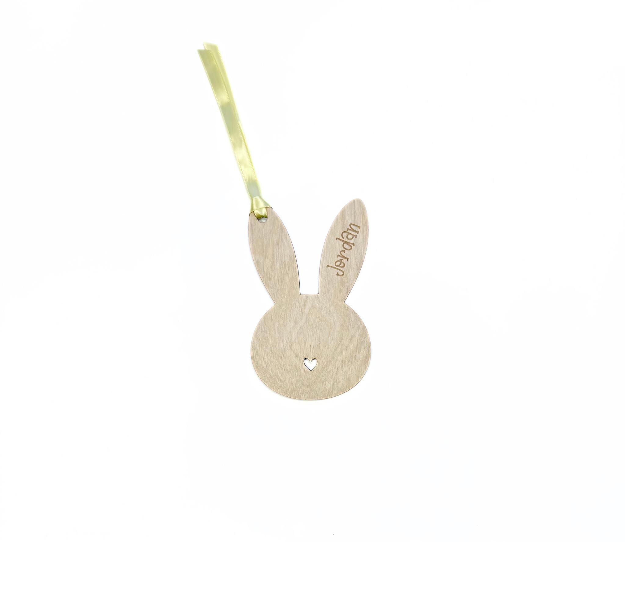 Wooden bunny head-shaped Easter tag with engraved name “Jordan” and heart cut-out – personalised Easter decoration with yellow ribbon.