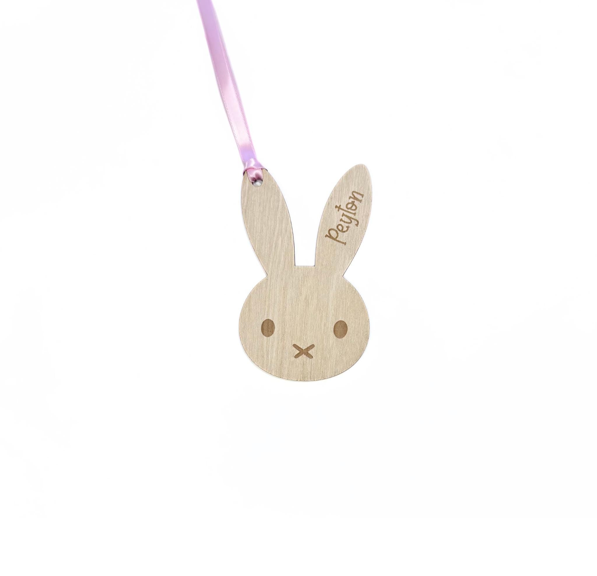 Wooden Easter bunny tag with engraved face and name “Peyton” – personalised Easter decoration with pink satin ribbon.